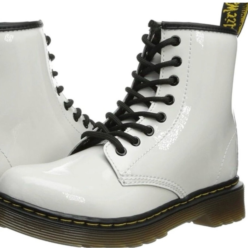 Dr. Martens #1460 Patent Leather White
Lace-up boots.